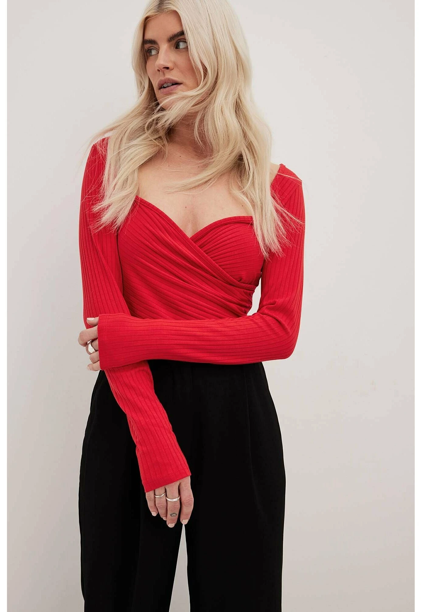 NA-KD Mit Herzausschnitt - Pullover - Red 3 NA-KD Mit Herzausschnitt - Pullover - Red