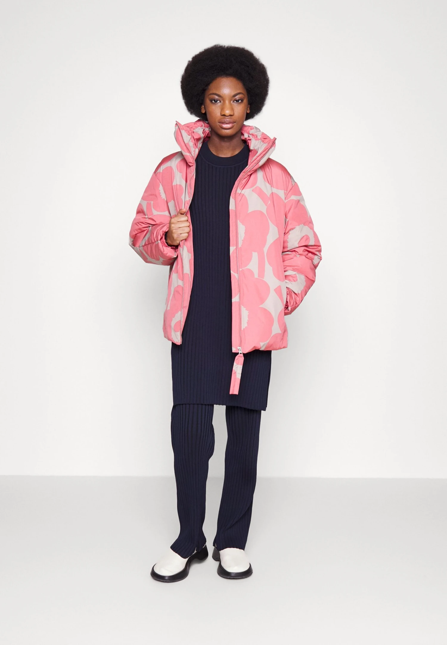 Marimekko Judea Unikko Coat - Doudoune - Beige/Pink 4 Marimekko Judea Unikko Coat - Doudoune - Beige/Pink – Image 2