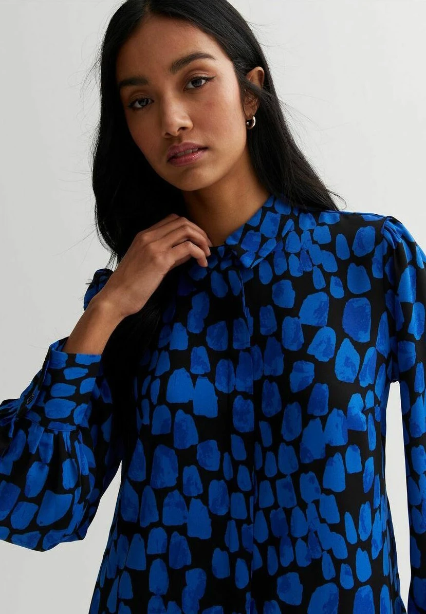 New Look Abstract Collared Long Sleeve - Chemisier - Blue Pattern 6 New Look Abstract Collared Long Sleeve - Chemisier - Blue Pattern – Image 4