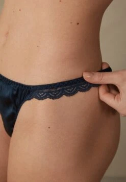 Intimissimi String - Blau Intense Blue 11 Intimissimi String - Blau Intense Blue -Next Soldes 03b5484bebac466ba932aecc8b472015