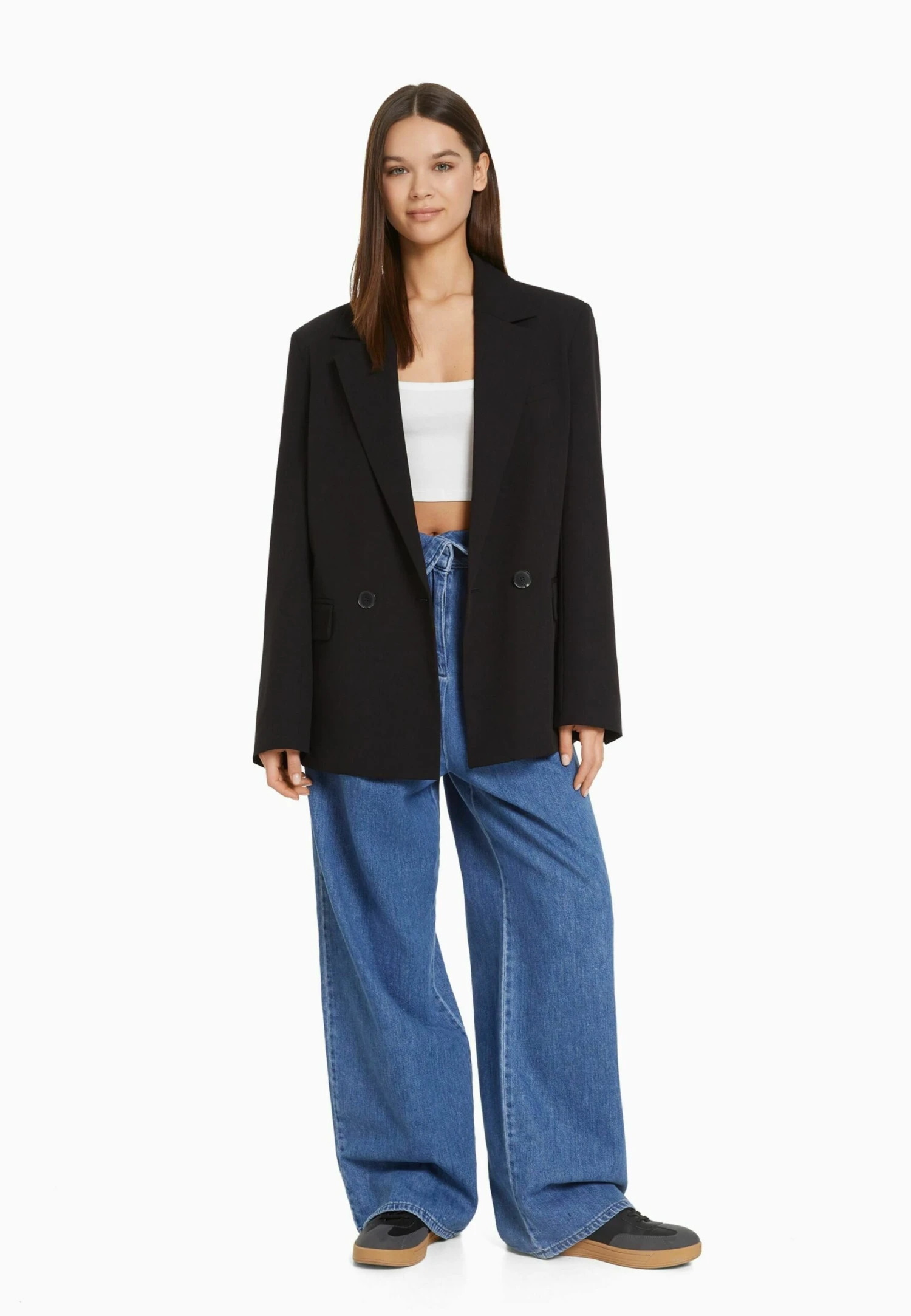 BERSHKA RegularFit Tailored - Feminine-Cut Double-Breasted - Manteau Court - Black 4 BERSHKA RegularFit Tailored - Feminine-Cut Double-Breasted - Manteau Court - Black – Image 2