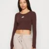 Nike Sportswear Crop - T-Shirt À Manches Longues - Earth -Next Soldes 0847fd86575b464aa1d01692c612575e