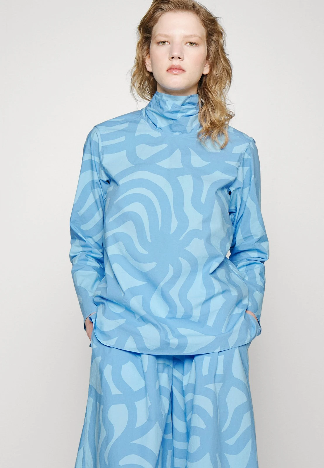 Marimekko Karina Joonas - T-Shirt À Manches Longues - Light Blue/Blue 6 Marimekko Karina Joonas - T-Shirt À Manches Longues - Light Blue/Blue – Image 4