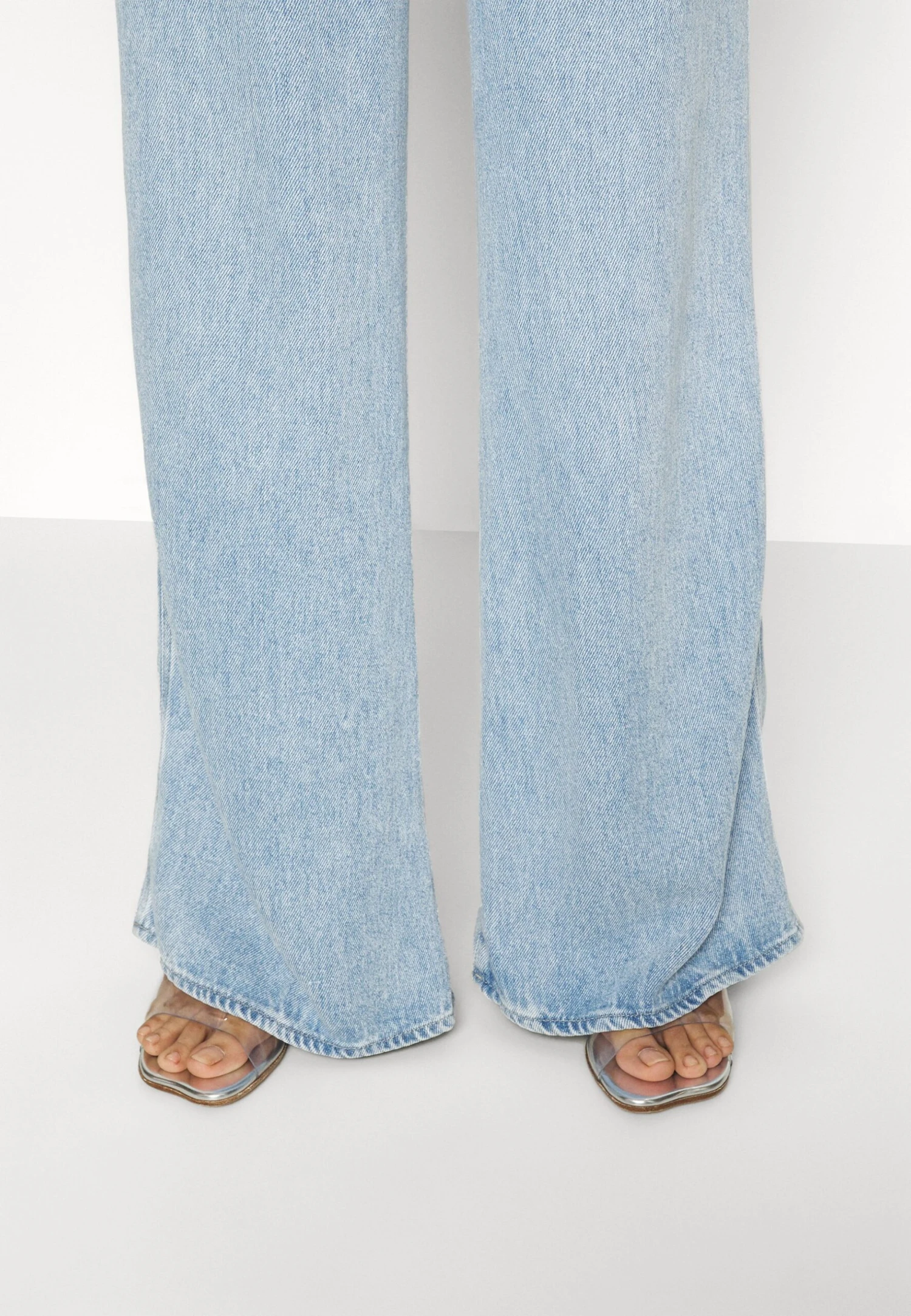 7 For All Mankind Lotta Laguna - Jean Bootcut - Light Blue 7 7 For All Mankind Lotta Laguna - Jean Bootcut - Light Blue – Image 5