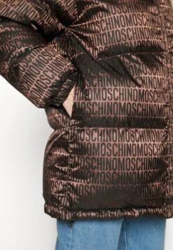 MOSCHINO Logo Puffer Jacket - Veste D'Hiver - Brown 13 MOSCHINO Logo Puffer Jacket - Veste D'Hiver - Brown -Next Soldes 0d5c23b756564f7783dc028d6708fb10