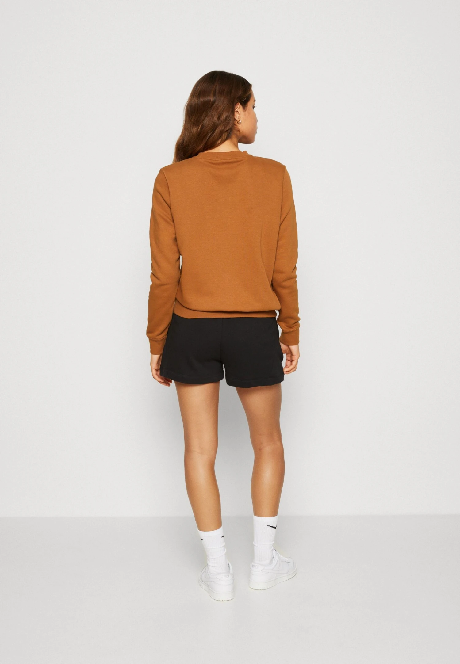 Nike Sportswear Club Crew - Sweatshirt - Ale Brown/White 5 Nike Sportswear Club Crew - Sweatshirt - Ale Brown/White – Image 3