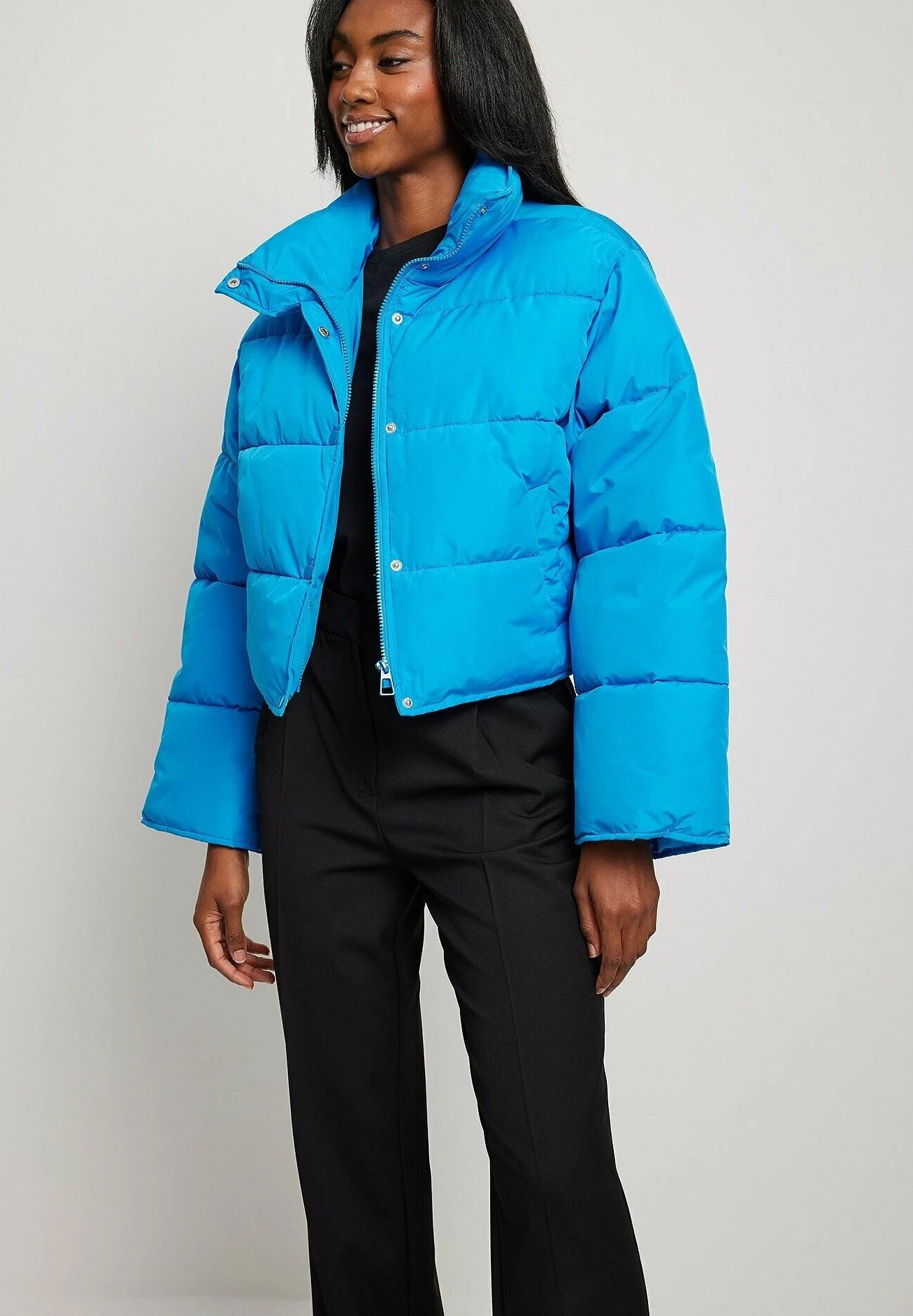 NA-KD Kurze Gefütterte Mit Druckknöpfen - Veste D'Hiver - Blue 3 NA-KD Kurze Gefütterte Mit Druckknöpfen - Veste D'Hiver - Blue