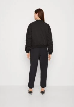 Vero Moda Alexa Short Boos - Blouson Bomber - Black 10 Vero Moda Alexa Short Boos - Blouson Bomber - Black -Next Soldes 24b0a33d5af849c1a322801a10ac019b