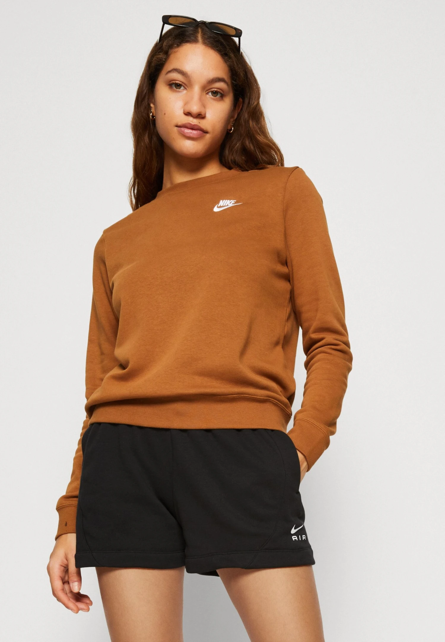 Nike Sportswear Club Crew - Sweatshirt - Ale Brown/White 6 Nike Sportswear Club Crew - Sweatshirt - Ale Brown/White – Image 4