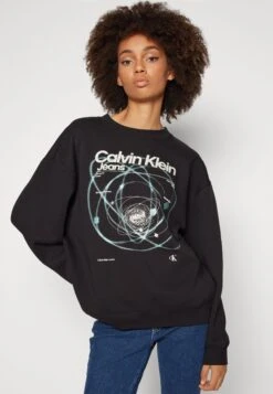 Calvin Klein Jeans Galaxy Boyfriend Crewneck - Sweatshirt - Black -Next Soldes 295a7acbe34849cbbf317afd37812088