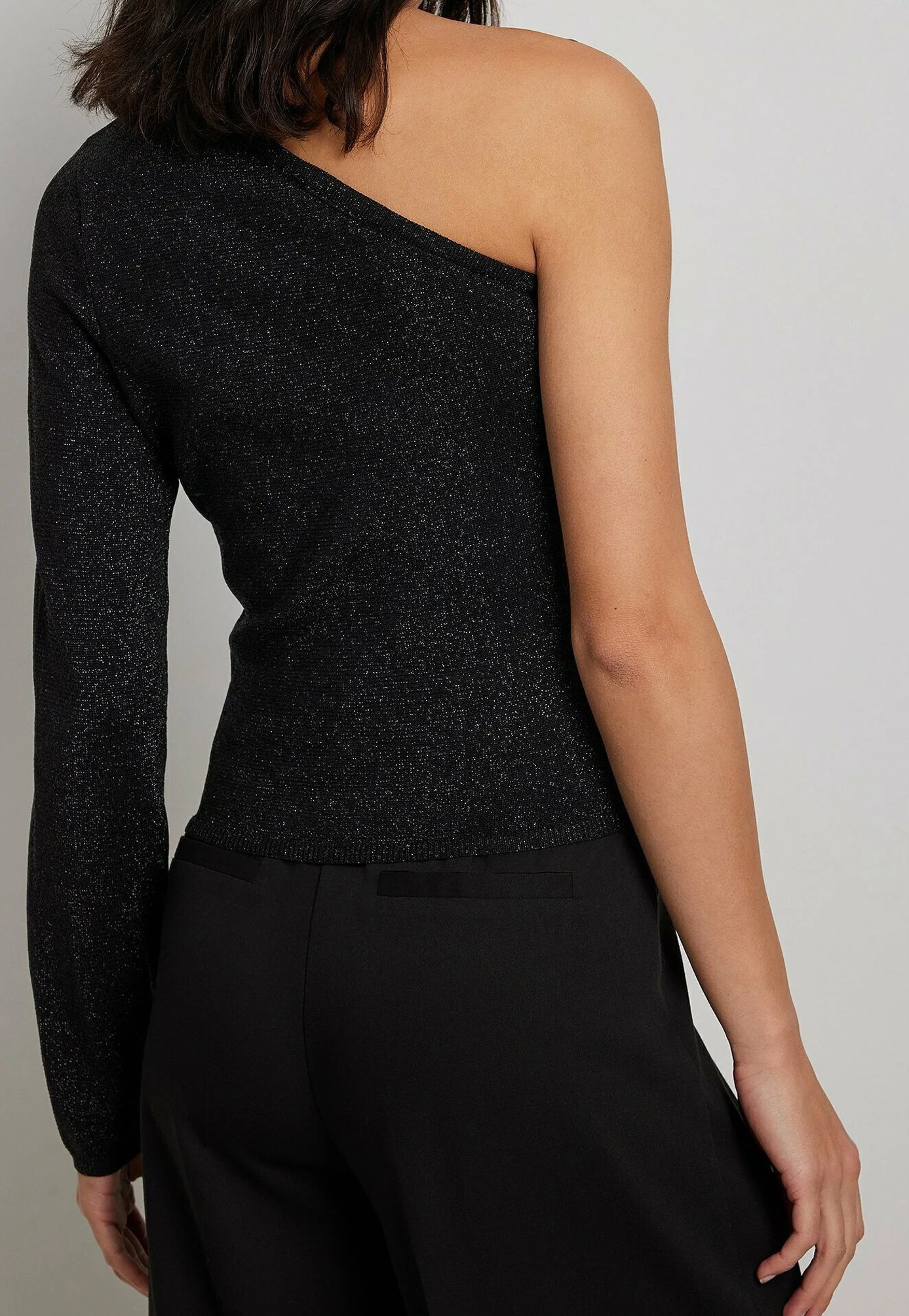 NA-KD One-Shoulder-Aus Glitzer - T-Shirt À Manches Longues - Black 5 NA-KD One-Shoulder-Aus Glitzer - T-Shirt À Manches Longues - Black – Image 3