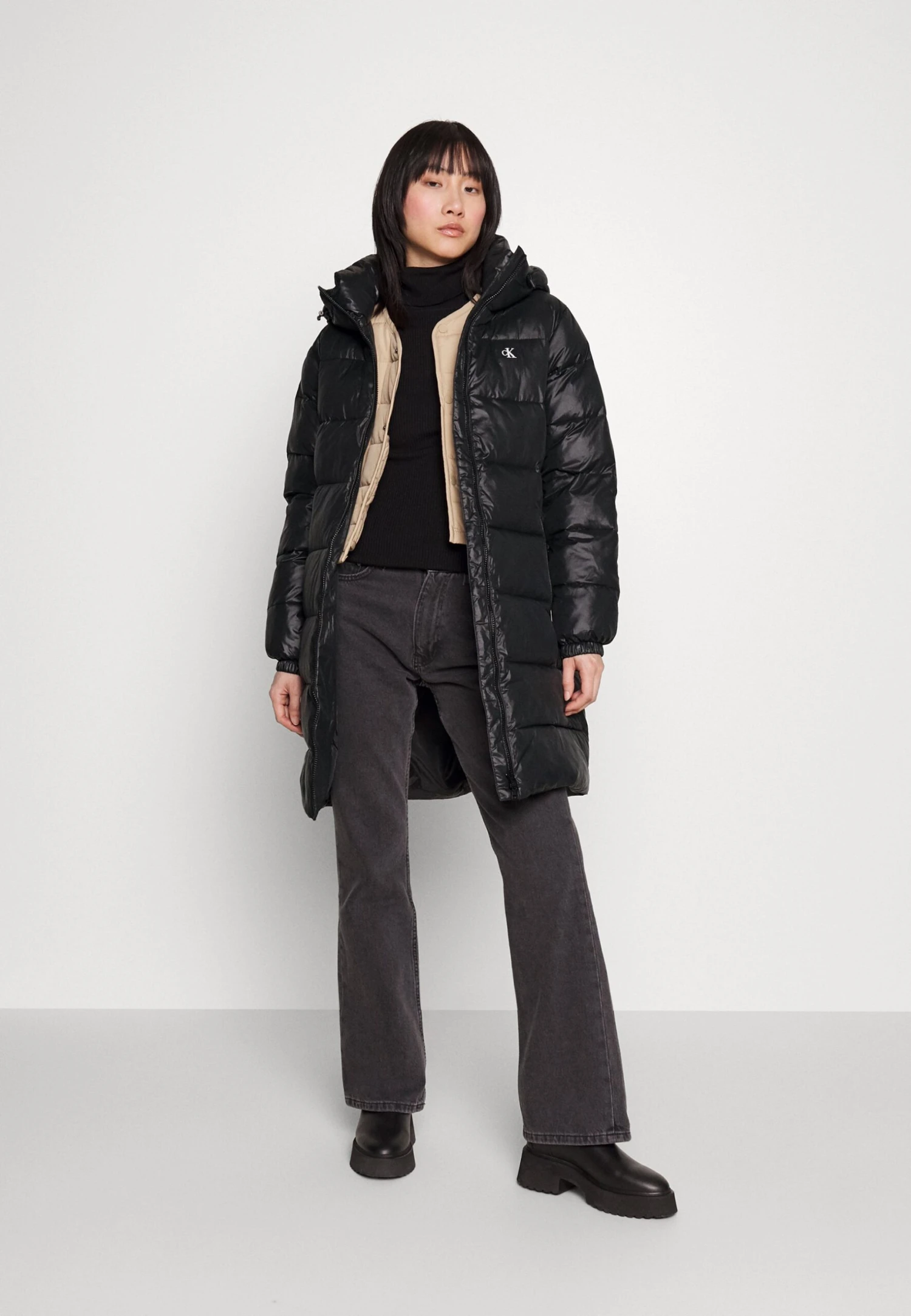 Calvin Klein Jeans Lw Padded Long Fitted Jacket - Manteau Classique - Ck Black 4 Calvin Klein Jeans Lw Padded Long Fitted Jacket - Manteau Classique - Ck Black – Image 2