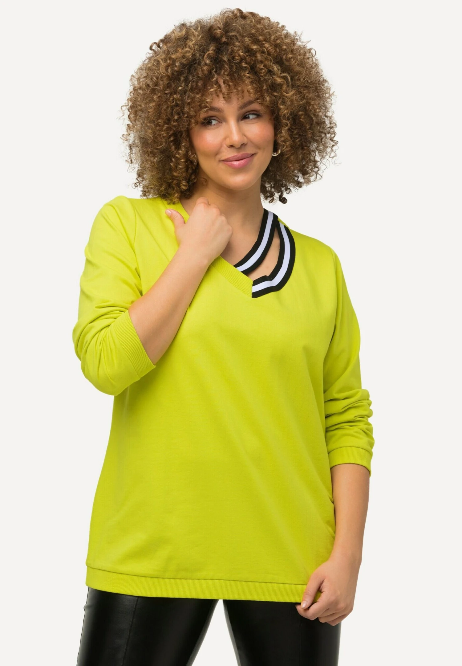 Ulla Popken Statement-Bänder V-Ausschnitt Langarm - Sweatshirt - Limette 6 Ulla Popken Statement-Bänder V-Ausschnitt Langarm - Sweatshirt - Limette – Image 4