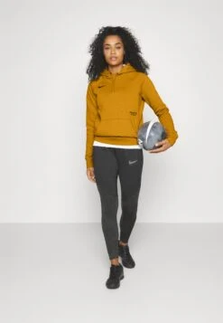 Nike Performance Paris Germain Essential Hoodie - Article De Supporter - Gold Suede/Team Red 9 Nike Performance Paris Germain Essential Hoodie - Article De Supporter - Gold Suede/Team Red -Next Soldes 2bd4329dbf434e13badff708e2d85414