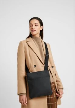 Lacoste Flat Crossover Bag - Sac Bandoulière - Black 17 Lacoste Flat Crossover Bag - Sac Bandoulière - Black -Next Soldes 2de03ca738ed4e748fe3d93794320e75