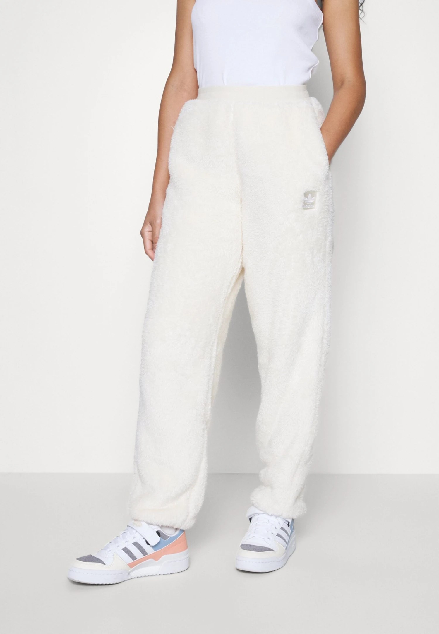 Adidas Originals Essentials Fluffy Pants - Pantalon De Survêtement - White 5 Adidas Originals Essentials Fluffy Pants - Pantalon De Survêtement - White – Image 3