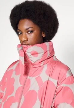 Marimekko Judea Unikko Coat - Doudoune - Beige/Pink 11 Marimekko Judea Unikko Coat - Doudoune - Beige/Pink -Next Soldes 352d6e713ed645809f89e23029588f41