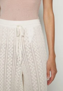 Holzweiler Thiril Trousers - Pantalon Classique - White 15 Holzweiler Thiril Trousers - Pantalon Classique - White -Next Soldes 36a686f999004723be5dc3792d0df622