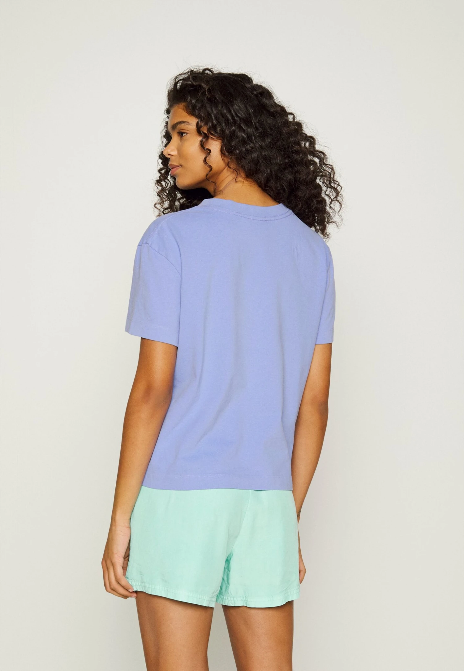 Quiksilver Stranger Things 86 Crop Tee - T-Shirt Imprimé - Jacaranda 5 Quiksilver Stranger Things 86 Crop Tee - T-Shirt Imprimé - Jacaranda – Image 3