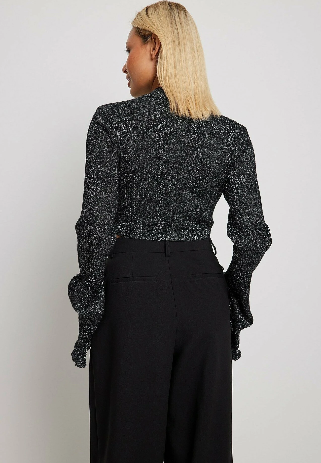 NA-KD Crop - Pullover - Black 4 NA-KD Crop - Pullover - Black – Image 2