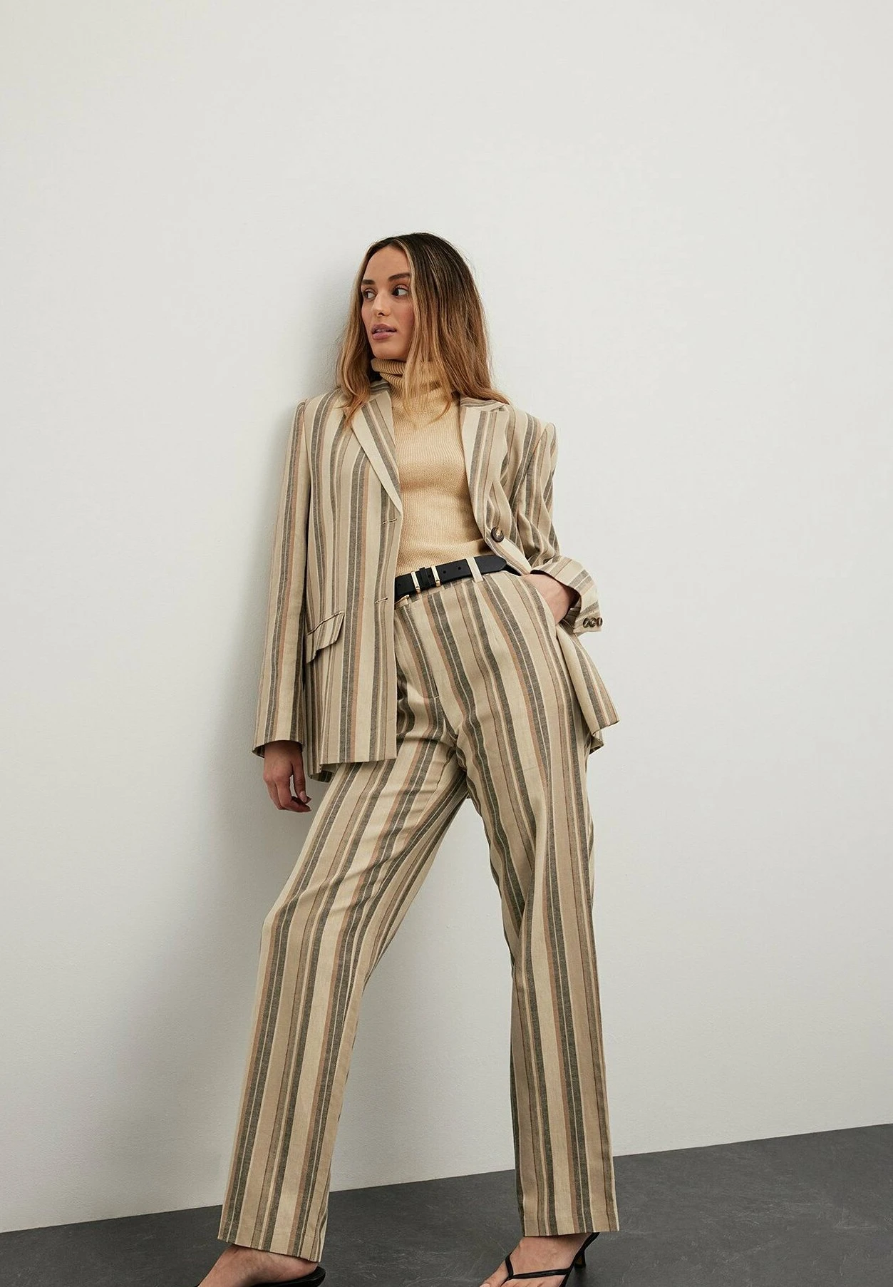NA-KD Gestreifte Mit Mittelhoher Taille - Pantalon Classique - Brown Stripe 5 NA-KD Gestreifte Mit Mittelhoher Taille - Pantalon Classique - Brown Stripe â Image 3