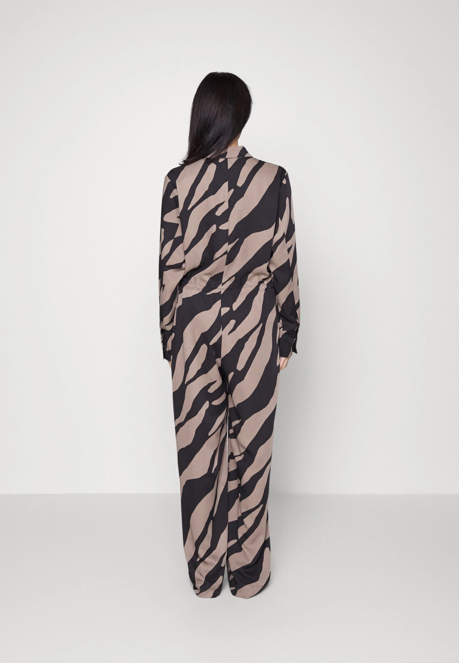 Gestuz Bothilde - Combinaison - Maxi Zebra Black/Walnut 5 Gestuz Bothilde - Combinaison - Maxi Zebra Black/Walnut – Image 3