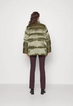 Calvin Klein Shine Puffer Down Coat - Doudoune - New Basil 10 Calvin Klein Shine Puffer Down Coat - Doudoune - New Basil -Next Soldes 442b57c21aec41fe929a9576f9809449