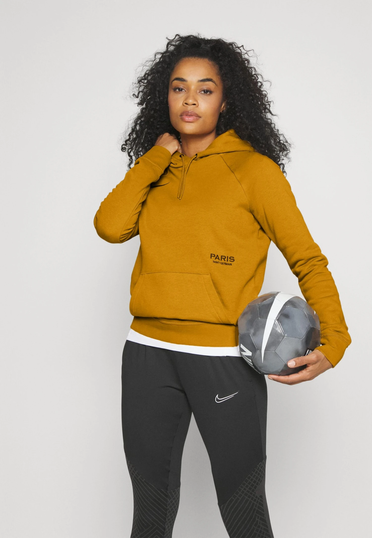 Nike Performance Paris Germain Essential Hoodie - Article De Supporter - Gold Suede/Team Red 6 Nike Performance Paris Germain Essential Hoodie - Article De Supporter - Gold Suede/Team Red – Image 4