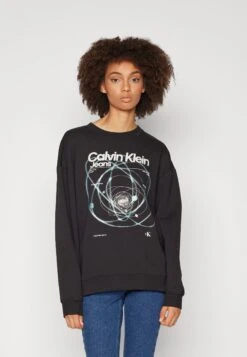Calvin Klein Jeans Galaxy Boyfriend Crewneck - Sweatshirt - Black -Next Soldes 4908f14fbc1d44c48238761bea3215c9