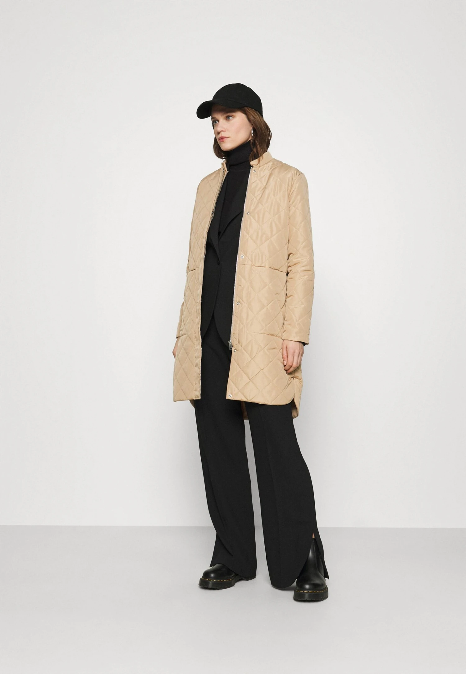 Selected Femme Slffillipa Quilted Coat - Blouson Bomber - Cornstalk 4 Selected Femme Slffillipa Quilted Coat - Blouson Bomber - Cornstalk – Image 2