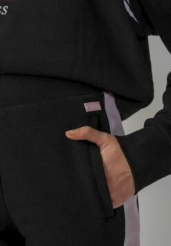 Guess 4G Jogger - Pantalon De Survêtement - Black 11 Guess 4G Jogger - Pantalon De Survêtement - Black -Next Soldes 54b17ec0e08a4e4f9db133e2bfa36268