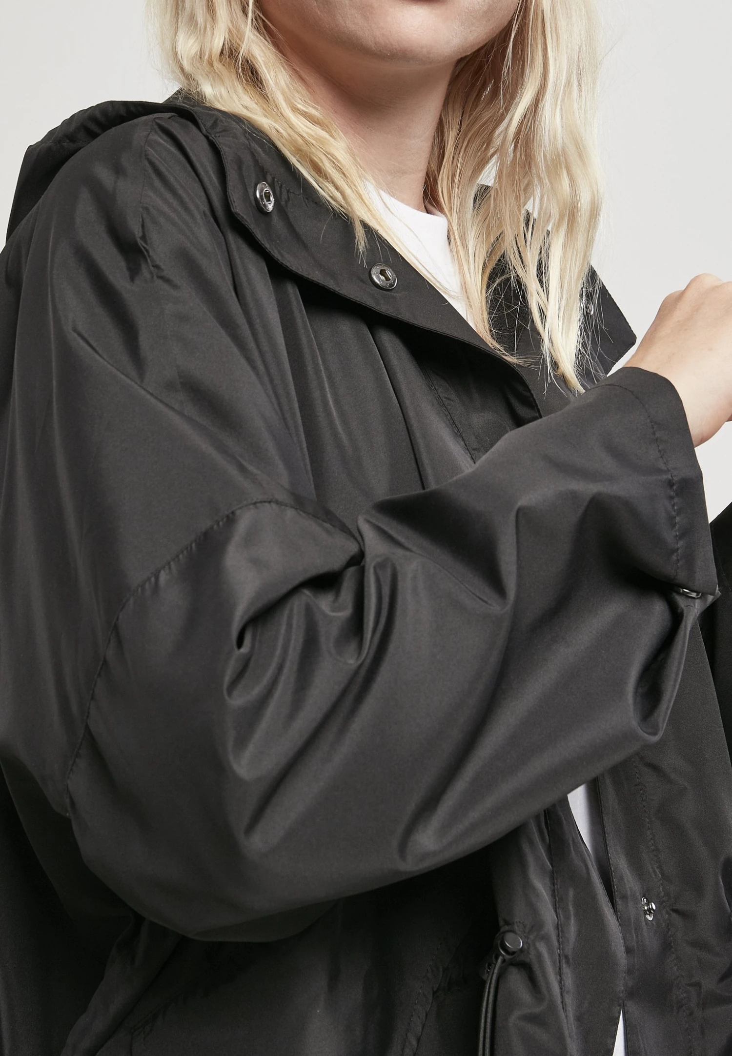 URBAN CLASSICS Ladies Recycled Packable Jacket - Veste Imperméable - Schwarz 8 URBAN CLASSICS Ladies Recycled Packable Jacket - Veste Imperméable - Schwarz – Image 6