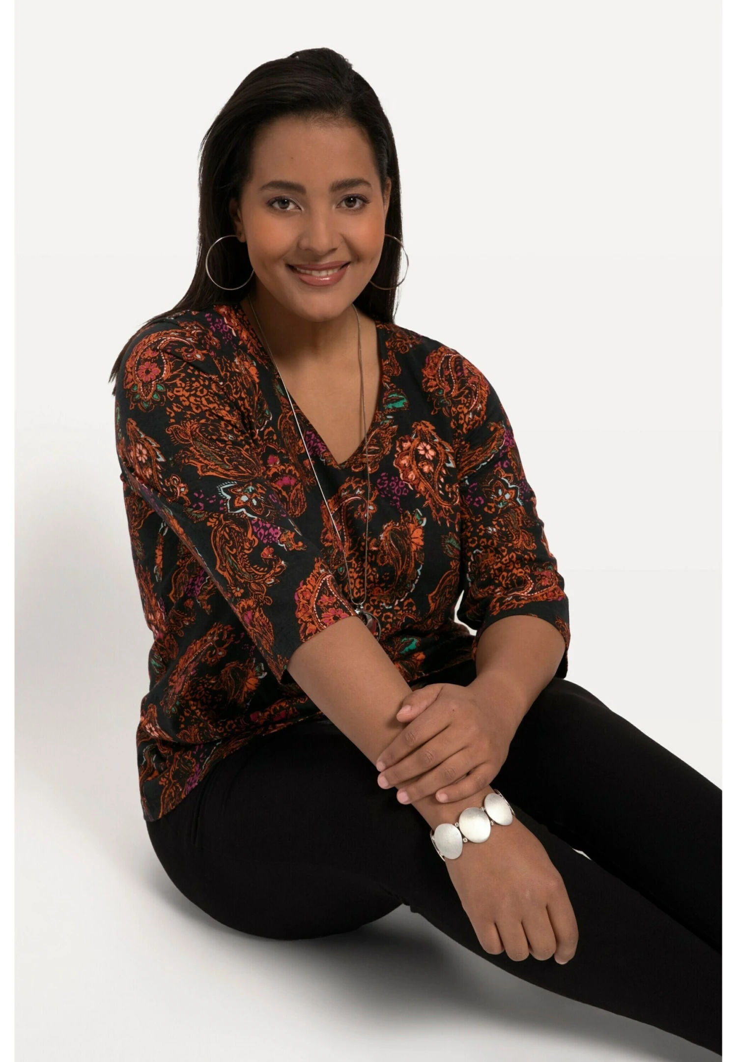 Ulla Popken A-Line Allover-Druck V-Ausschnitt 3/4-Arm - Blouse 6 Ulla Popken A-Line Allover-Druck V-Ausschnitt 3/4-Arm - Blouse – Image 4