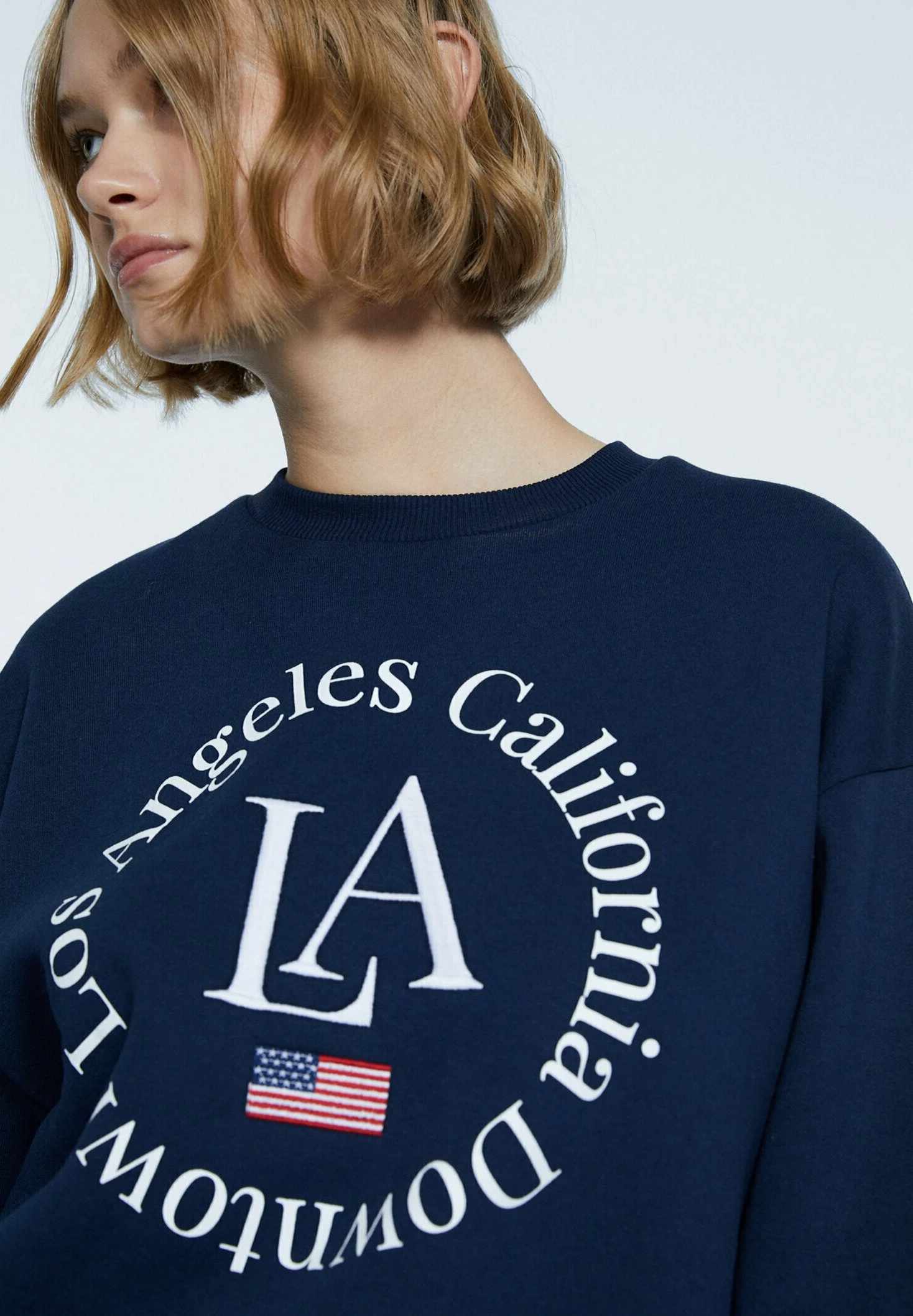 Stradivarius Oversize-Mit Stickerei 02501608 - Sweatshirt - Dark Blue 6 Stradivarius Oversize-Mit Stickerei 02501608 - Sweatshirt - Dark Blue – Image 4