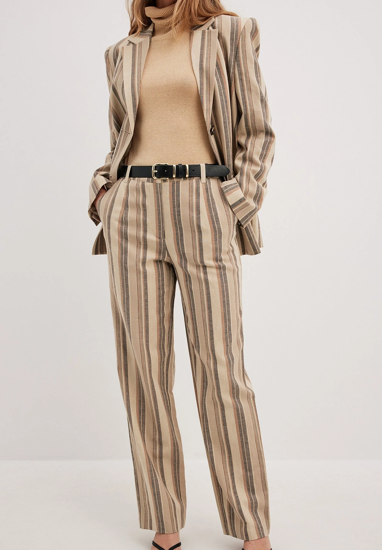 NA-KD Gestreifte Mit Mittelhoher Taille - Pantalon Classique - Brown Stripe 3 NA-KD Gestreifte Mit Mittelhoher Taille - Pantalon Classique - Brown Stripe