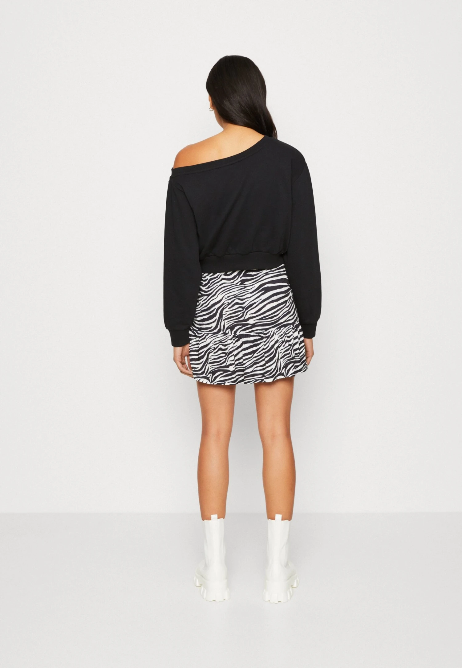 Even&Odd Sweatshirt - Black 5 Even&Odd Sweatshirt - Black – Image 3