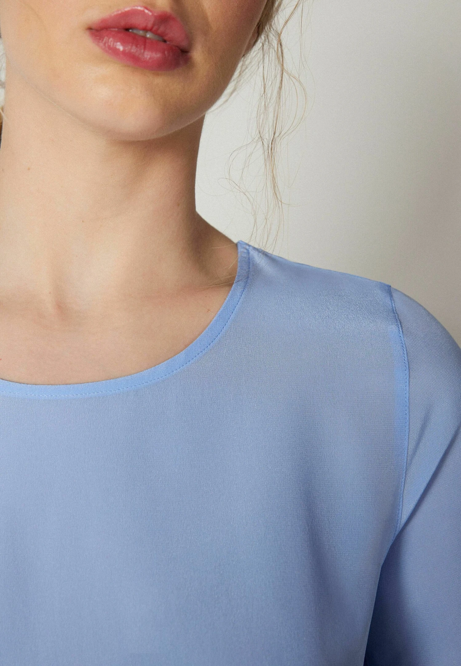 Blouse - Blau Light Iris 4 Blouse - Blau Light Iris – Image 2