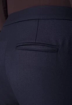 MAX & Co. Monopoli - Pantalon Classique - Navy Blue Pattern 11 MAX & Co. Monopoli - Pantalon Classique - Navy Blue Pattern -Next Soldes 67bab936c2f54d8193a5a92c24402aab