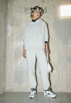 Nike Sportswear Pantalon De Survêtement - Light Bone/Light Iron Ore 10 Nike Sportswear Pantalon De Survêtement - Light Bone/Light Iron Ore -Next Soldes 7a7e2a5fc37740218d996a7a181cc74d