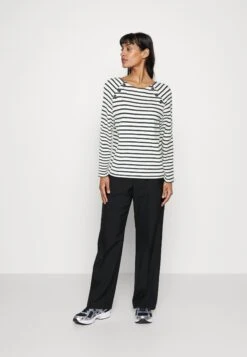 PETIT BATEAU Mariniere - Sweatshirt - Marshmallow/Smoking 9 PETIT BATEAU Mariniere - Sweatshirt - Marshmallow/Smoking -Next Soldes 7bd1203ff34849bb9c11a414a602cb2e