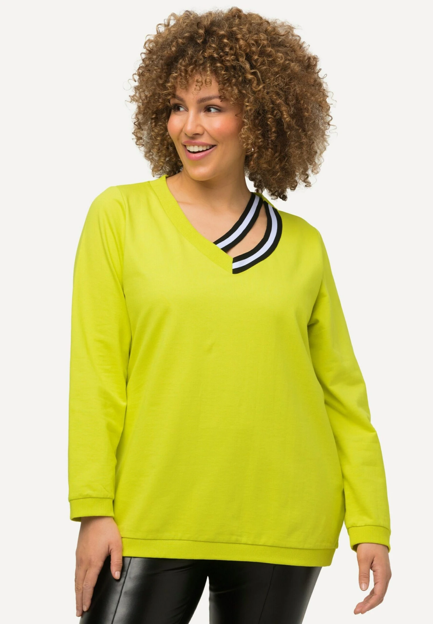 Ulla Popken Statement-Bänder V-Ausschnitt Langarm - Sweatshirt - Limette 3 Ulla Popken Statement-Bänder V-Ausschnitt Langarm - Sweatshirt - Limette