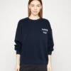 Gina Tricot Printed - Sweatshirt - Navy/Sail 2 Gina Tricot Printed - Sweatshirt - Navy/Sail -Next Soldes 8849a0e96ad44b40af9f416d34a8b3c6
