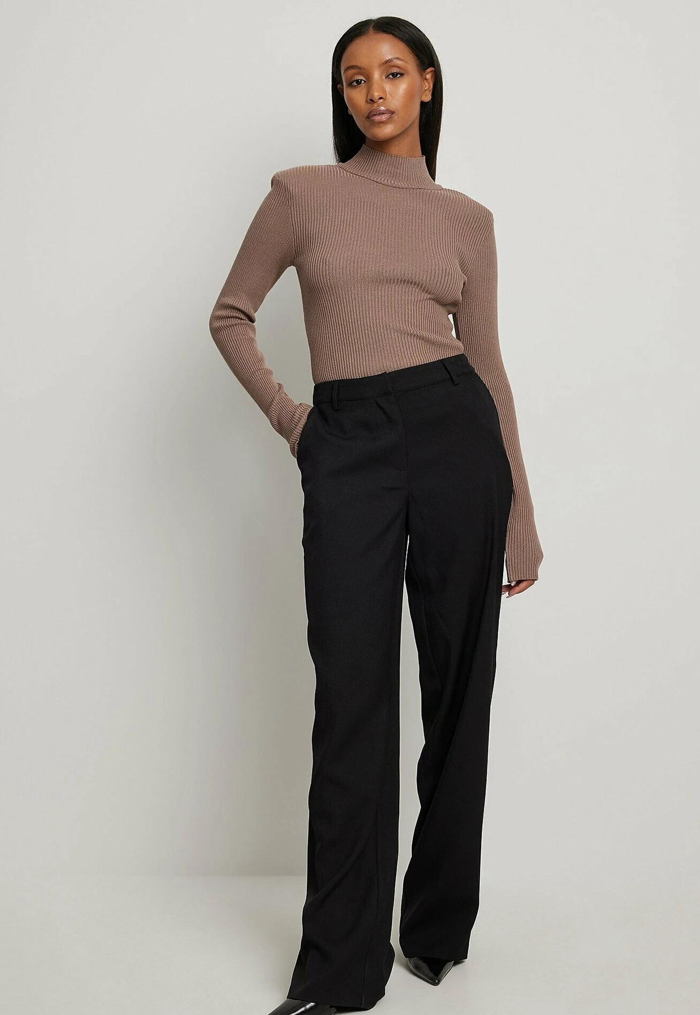 NA-KD Mit Schulterpolstern - Pullover - Taupe 4 NA-KD Mit Schulterpolstern - Pullover - Taupe â Image 2