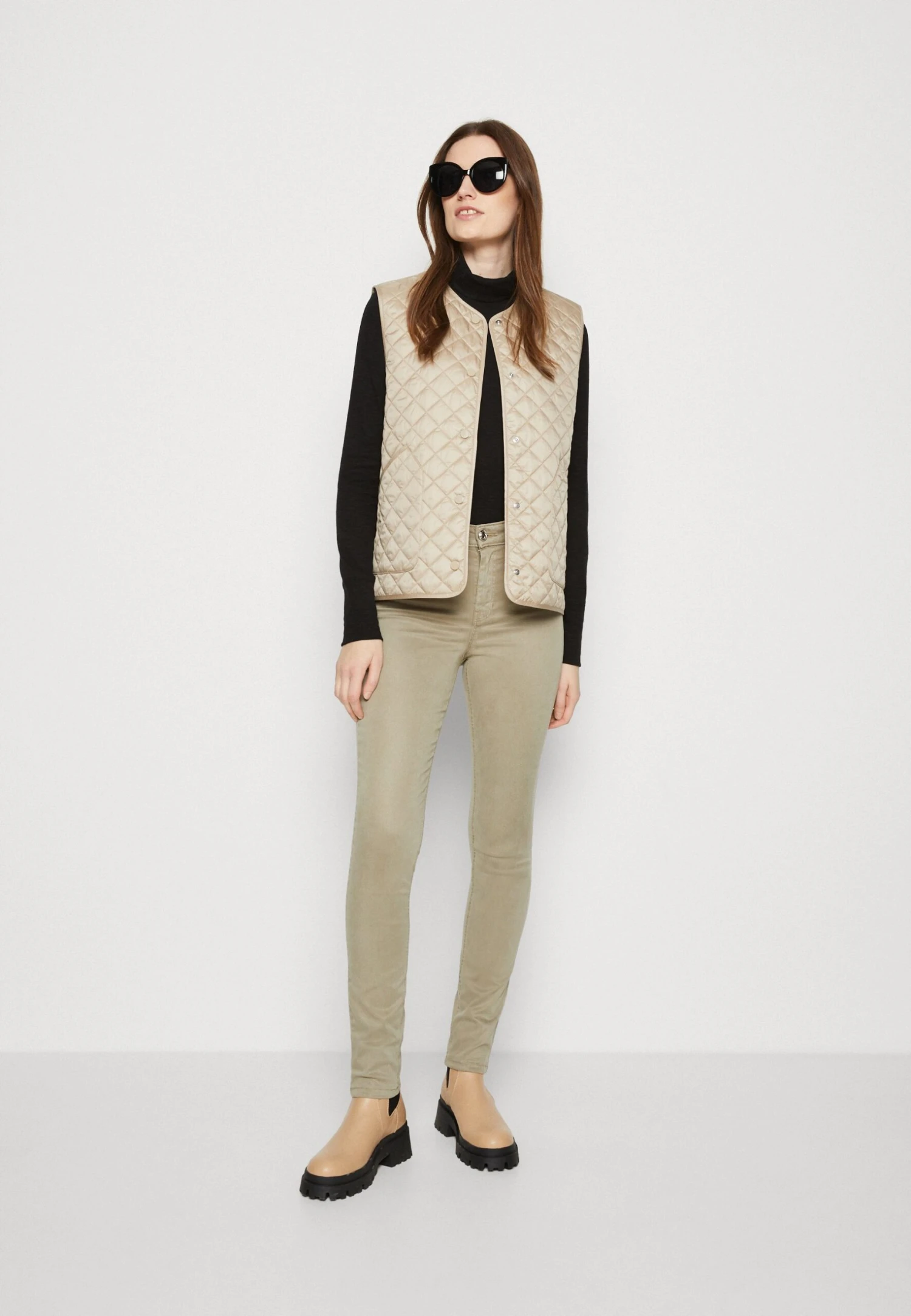 Gant Quilted Vest - Veste Sans Manches - Concrete Beige 4 Gant Quilted Vest - Veste Sans Manches - Concrete Beige – Image 2