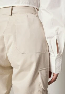 ELLEME Gabardine Trousers - Pantalon Classique - Beige -Next Soldes 8d6ab3828e2848c8b80489afd06c7c5c