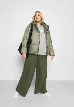 Nike Sportswear Classic Tape Plus - Veste D'Hiver - Medium Olive/Black/White 8 Nike Sportswear Classic Tape Plus - Veste D'Hiver - Medium Olive/Black/White -Next Soldes 8ef8fd3828eb4a6bb3bf10de2d6375bf