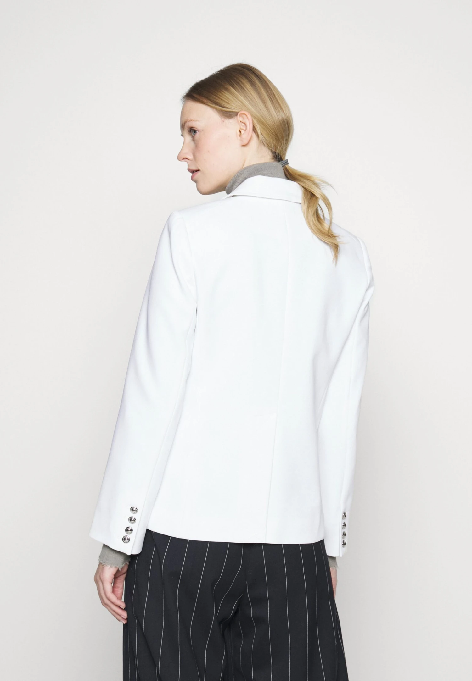 MICHAEL Michael Kors Patch Fitted Blazer - Blazer - White 5 MICHAEL Michael Kors Patch Fitted Blazer - Blazer - White – Image 3