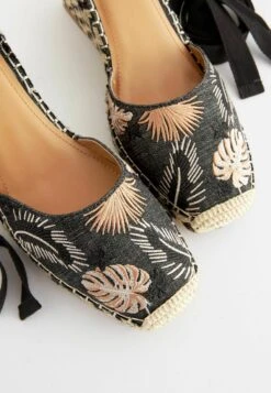 Next Forever Comfort Wrap Square Toe Standard - Escarpins Compensés - Black -Next Soldes 9f144e2ce20740b6a5a83f3d50be5229