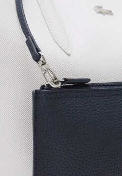 Lacoste Sac À Main - Farine Bleu Nuit 12 Lacoste Sac À Main - Farine Bleu Nuit -Next Soldes 9ff102039fab48dbbd53f465a648dbf2