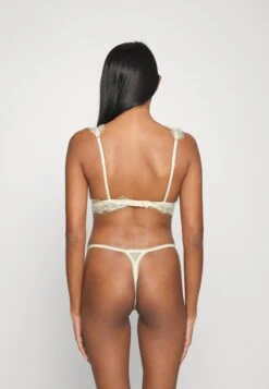 ONLY Onldanielle Bra Thong Set - Soutien-Gorge Triangle - Macadamia -Next Soldes a2a7ecb6162c4ec2a2bffec3fcd2d58d